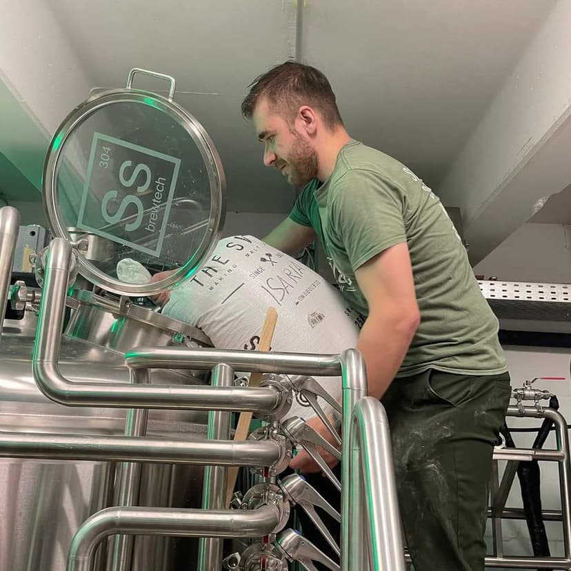 Bernd beim Bierbrauen
